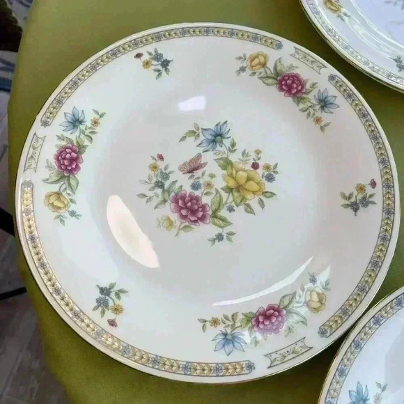 Ling Rose by Liling 4 Dinner Plate crafted in China - Picture 2 of 4